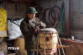 Thợ làm trống Đọi Tam thực hiện các công đoạn làm trống. (Ảnh: Thanh Tuấn/TTXVN)