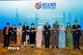 Các Bộ trưởng Giáo dục ASEAN tham dự Hội nghị bàn tròn Bộ Giáo dục và Giáo dục Đại học ASEAN tại Langkawi ngày 19/6. (Ảnh: TTXVN phát)