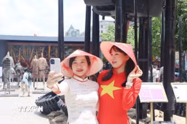 Người dân ghi lại những khoảnh khắc trong dịp lễ kỷ niệm ngày thống nhất đất nước. (Ảnh: Thu Hương/TTXVN)