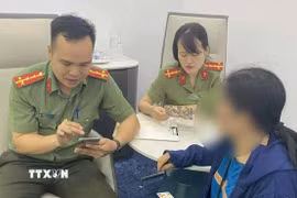 Cán bộ Phòng An ninh mạng và phòng chống tội phạm sử dụng công nghệ cao giải thích cho bà B về thủ đoạn của các đối tượng lừa đảo. (Ảnh: TTXVN phát)