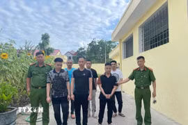 Nhóm đối tượng bị bắt giữ. (Ảnh TTXVN phát)