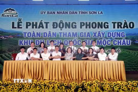 Lễ ký kết tham gia xây dựng Khu Du lịch Quốc gia Mộc Châu “Xanh - Sạch - Đẹp - Văn minh.” (Ảnh: Quang Quyết /TTXVN)
