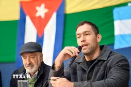 Các tổ chức đoàn kết với Cuba tại Argentina thời gian qua không chỉ lên tiếng phản đối chính sách cấm vận của Mỹ mà còn triển khai nhiều hoạt động hỗ trợ thiết thực đối với người dân quốc đảo Caribe. (Ảnh: Thanh Tùng/TTXVN)