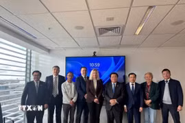Đoàn công tác Học viện Chính trị quốc gia Hồ Chí Minh và Hội đồng Lý luận Trung ương làm việc với Viện châu Á-New Zealand. (Ảnh: Diệu Linh/TTXVN)