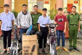 Các thiếu niên liên quan cùng phương tiện tại Công an phường Chơn Thành để phục vụ xử lý vụ việc. (Ảnh: Đậu Tất Thành/TTXVN)