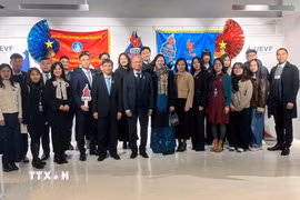 Đại sứ Việt Nam tại Pháp Đinh Toàn Thắng và Đại sứ - Trưởng Phái đoàn Việt Nam bên cạnh Unesco (ở giữa) cùng các thành viên Ban chấp hành UEVF nhiệm kỳ 2025-2027. (Ảnh: Hữu Chiến/TTXVN)