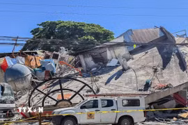 Tòa nhà bị phá hủy sau trận động đất tại General Santos, Philippines, ngày 8/6/2026. (Ảnh: THX/TTXVN)