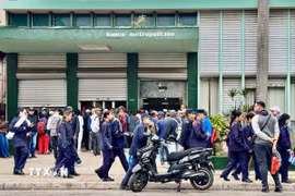 Người dân Cuba xếp hàng rút tiền tại một chi nhánh ngân hàng ở thủ đô La Habana. (Ảnh: Việt Hùng/TTXVN)