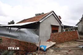 Một ngôi nhà của người dân bị hư hại trong đợt mưa lũ ở Đắk Lắk. (Ảnh: Tuấn Anh/TTXVN)