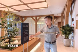 Các phòng tập gym, yoga tại tầng 2 của tòa nhà bị đặt biển báo không cho cư dân sử dụng. (Ảnh: Quốc Dũng/TTXVN) 