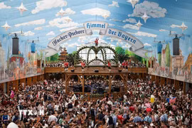 Người dân và du khách đổ về lễ hội bia Oktoberfest ở thành phố Munich, Đức. (Ảnh: THX/TTXVN phát)