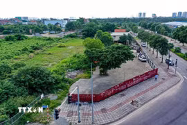Khu vực còn vướng mắc về mặt bằng tại ô đất C14/NO1, phường Phúc Lợi, Hà Nội, hiện được quây bằng hàng rào tôn. (Ảnh: Trung Nguyên/TTXVN)