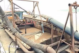 Tàu khai thác cát trái phép trên sông Hồng. (Ảnh: TTXVN phát)