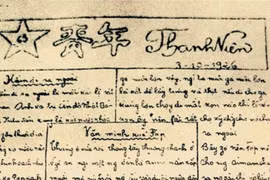 Ngày 21/6/1925, báo Thanh Niên ra số đầu tiên. Bác Hồ vừa là Tổng biên tập, vừa là phóng viên, viết rất nhiều tin bài cho tờ báo. Báo Thanh Niên xuất bản được 88 số đã góp phần quan trọng trong việc truyền bá chủ nghĩa Marx-Lenin vào cách mạng Việt Nam, chuẩn bị tư tưởng, tổ chức để tiến tới thành lập Đảng cộng sản Việt Nam năm 1930. Trong ảnh: Báo Thanh niên những ngày đầu mới xuất bản. (Ảnh: Tư liệu/TTXVN phát) 