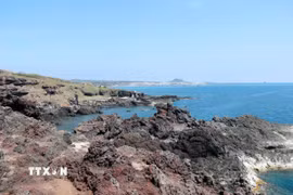 Bãi biển “xanh, sạch, đẹp” thơ mộng và hùng vĩ tại đảo Phú Quý (Lâm Đồng). (Ảnh: Nguyễn Thanh/TTXVN)