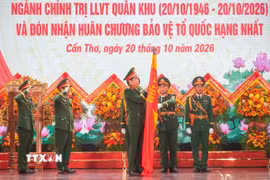 Thừa ủy quyền Chủ tịch nước, Thượng tướng Nguyễn Văn Gấu, Ủy viên Trung ương Đảng, Thứ trưởng Bộ Quốc phòng trao Huân chương Bảo vệ Tổ quốc hạng Nhất tặng Cục Chính trị Quân khu 9. (Ảnh: Thanh Liêm/TTXVN)
