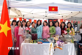 Các phu nhân và cán bộ Cơ quan đại diện Việt Nam tại New York. (Ảnh: Thanh Tuấn/TTXVN)
