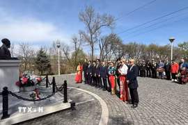 Lễ dâng hoa tại tượng đài Chủ tịch Hồ Chí Minh ở Vladivostok. (Ảnh: TTXVN phát)