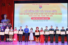 Đồng chí Nguyễn Kim Quy, Bí thư Ban Chấp hành Trung ương Đoàn, Chủ tịch Hội Liên hiệp Thanh niên Việt Nam trao giải C cho các tác giả và nhóm tác giả. (Ảnh: Minh Đức/TTXVN)