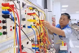 Hệ thống máy móc, thiết bị đào tạo hiện đại được tập trung đầu tư đồng bộ tại Quảng Ninh sau khi sáp nhập các cơ sở giáo dục nghề nghiệp. (Ảnh: TTXVN phát)
