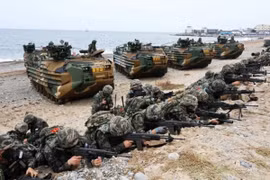 Binh sỹ Hàn Quốc tham gia một cuộc tập trận chung Mỹ-Hàn tại Pohang, Hàn Quốc. (Ảnh: Yonhap/TTXVN)