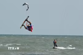 Mũi Né đang ngày càng khẳng định vị thế là một trong những điểm đến lướt ván diều hấp dẫn nhất châu Á. (Nguồn: TTXVN)