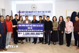 Đại diện Đại sứ quán Việt Nam tại Séc cùng đại diện nhiều hội đoàn kiều bào tham gia ủng hộ. (Ảnh Việt Thắng/TTXVN) 