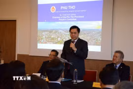 Chủ tịch UBND tỉnh Phú Thọ Trần Duy Đông giới thiệu tiềm năng, thế mạnh của địa phương và đề xuất 6 lĩnh vực hợp tác ưu tiên với các đối tác Pháp tại Hội nghị xúc tiến đầu tư ở Paris (Pháp). (Ảnh: Hữu Chiến/TTXVN)