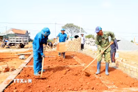 Cán bộ, chiến sỹ Bộ Chỉ huy Quân sự tỉnh Lâm Đồng được huy động để hỗ trợ thi công dự án. (Ảnh: Hưng Thịnh/TTXVN)