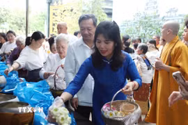 Đại sứ Việt Nam tại Lào Nguyễn Minh Tâm cùng Phu nhân tham dự lễ Vu Lan tại Chùa Phật Tích thủ đô Viêng Chăn. (Ảnh: Xuân Tú/TTXVN) 