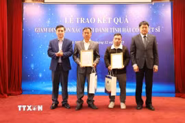 Giáo sư, Tiến sỹ Chu Hoàng Hà, Phó Chủ tịch Viện Hàn lâm Khoa học và Công nghệ Việt Nam trao Thông báo kết quả giám định ADN hài cốt liệt sỹ cho thân nhân liệt sỹ. (Ảnh: Quyết Chiến/TTXVN)