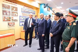 Chủ tịch Duma Quốc gia Nga Vyacheslav Volodin thăm phòng truyền thống của Trung tâm Nhiệt đới Việt-Nga. (Ảnh: Minh Đức/TTXVN) 