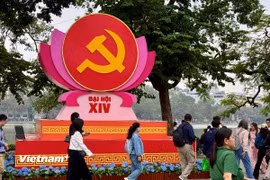 Không gian bên bờ Hồ Hoàn Kiếm, Hà Nội thời gian diễn ra Đại hội XIV. (Ảnh: Thái Hà/Vietnam+)