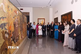 Phu nhân Ngô Phương Ly và bà Leyla Aliyeva, Phó Chủ tịch Quỹ Heydar Aliyev tham quan Bảo tàng Mỹ thuật Việt Nam. (Ảnh: Văn Điệp/TTXVN)