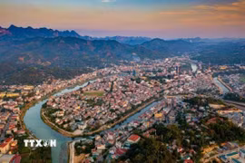 Bộ mặt đô thị của tỉnh Cao Bằng đã có nhiều thay đổi sau 40 năm đổi mới. (Ảnh: TTXVN phát)