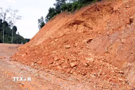 Không chỉ ảnh hưởng đến việc đi lại, tuyến đường bị chia cắt còn gây trở ngại cho hoạt động vận chuyển hàng hóa, giao thương và tiếp cận các dịch vụ thiết yếu của người dân. (Ảnh: Tá Chuyên/TTXVN)