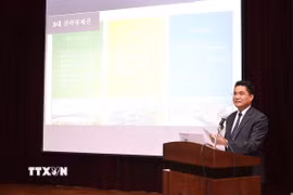Phó Chủ tịch Ủy ban Nhân dân tỉnh Hưng Yên Lê Quang Hòa giới thiệu về tiềm năng của tỉnh. (Ảnh: Khánh Vân/TTXVN)