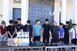Các đối tượng trong đường dây rửa tiền do Công an tỉnh Hà Tĩnh triệt phá. (Ảnh: TTXVN phát)