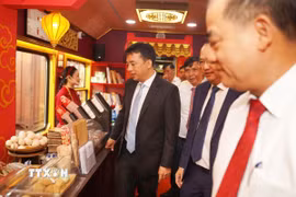Các đại biểu tham quan, trải nghiệm dịch vụ của đoàn tàu. (Ảnh: Nguyên Lý/TTXVN)