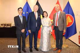Đại sứ Nguyễn Hương Trà (thứ 2, phải sang) đón Thượng nghị sỹ Andries Gryffroy, Phó Chủ tịch thứ nhất Thượng viện Bỉ, Chủ tịch Liên minh Bỉ-Việt (BVA) tới dự lễ kỷ niệm. (Ảnh: Duy Tùng/TTXVN)