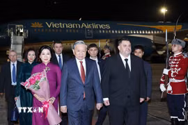 Lễ đón Tổng Bí thư Tô Lâm và Phu nhân tại sân bay quốc tế Sofia. (Ảnh: Thống Nhất/TTXVN)