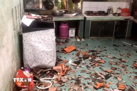 Ngói nhà dân rơi xuống nền nhà vỡ vụn do ảnh hưởng bởi lốc xoáy kèm mưa đá. (Ảnh: TTXVN phát) 