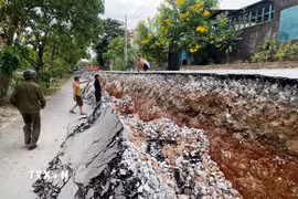 Vào khoảng 11 giờ ngày 27/7, xuất hiện lún sụt với chiều dài trên 60m, chiều rộng bình quân trên 3,5m, chiều sâu từ 0,5-1m tại công trình kè và đường An - Sơn, xã Lệ Thuỷ. (Ảnh: Thanh Thuỷ/TTXVN)