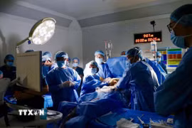 Các bác sỹ Bệnh viện Từ Dũ và Bệnh viện Nhi đồng 1 Thành phố Hồ Chí Minh thực hiện can thiệp thông tim bào thai. (Ảnh: TTXVN phát)