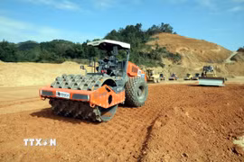 Thi công dự án cao tốc cửa khẩu Hữu Nghị-Chi Lăng. (Ảnh: Văn Đạt/TTXVN)