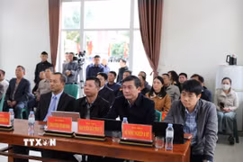 Đại diện các ngành chức năng đã cùng bà con ngư dân Sầm Sơn tọa đàm, trao đổi pháp luật về chống khai thác IUU. (Ảnh: Hoa Mai/TTXVN)