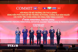 Phó Thủ tướng Bùi Thanh Sơn với trưởng đoàn các nước tham dự hội nghị. (Ảnh: An Đăng/TTXVN) 