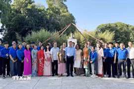 Đại diện cộng đồng người Việt ở Cuba dâng hoa trước tượng Chủ tịch Hồ Chí Minh kính yêu. (Ảnh: Việt Hùng/TTXVN)