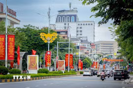 Băng rôn, khẩu hiệu nổi bật trên đường Kim Ngọc, phường Vĩnh Phúc, tỉnh Phú Thọ trong không khí chào mừng Quốc khánh 2/9. (Ảnh: Hoàng Hùng/TTXVN)