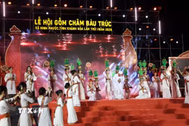 Tiết mục múa “Sắc màu thổ cẩm Mỹ Nghiệp” giới thiệu nét đẹp của một nghề thủ công truyền thống của đồng bào Chăm ở Ninh Phước. (Ảnh: Đặng Tuấn/TTXVN)